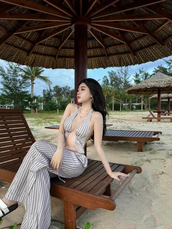 tải loạt ảnh Lê Kim Loan bikini gợi cảm hot trend