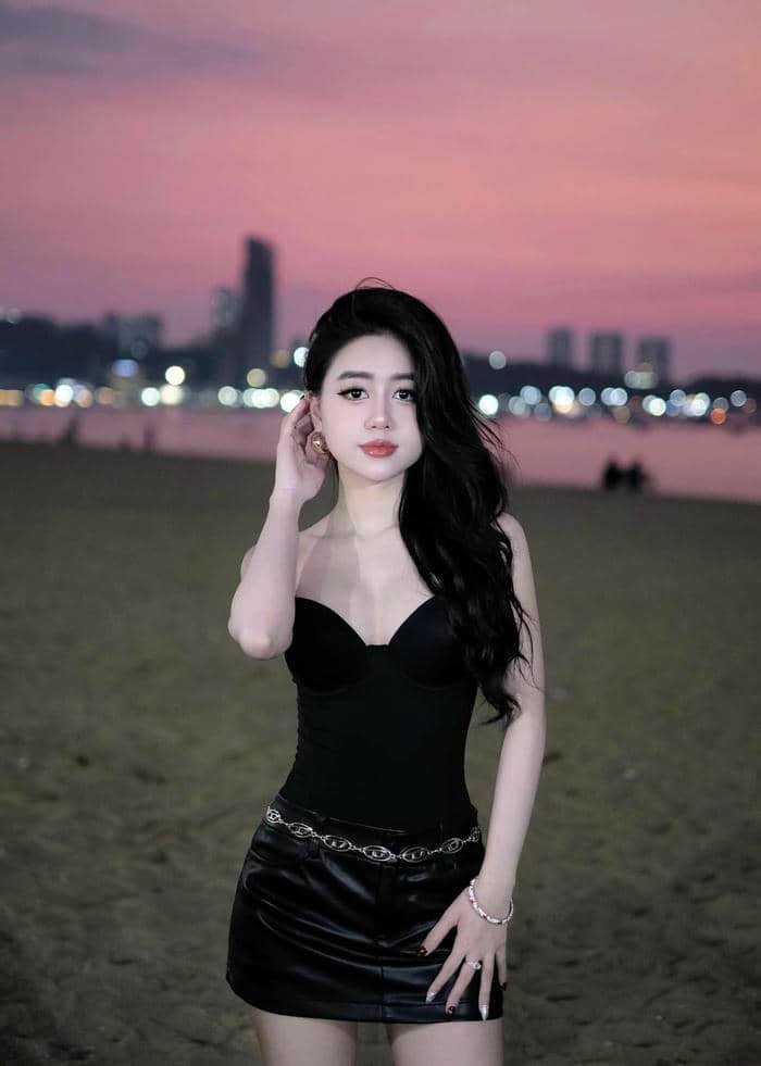 chụp hình Lê Kim Loan bikini sexy nổi bật thần thái