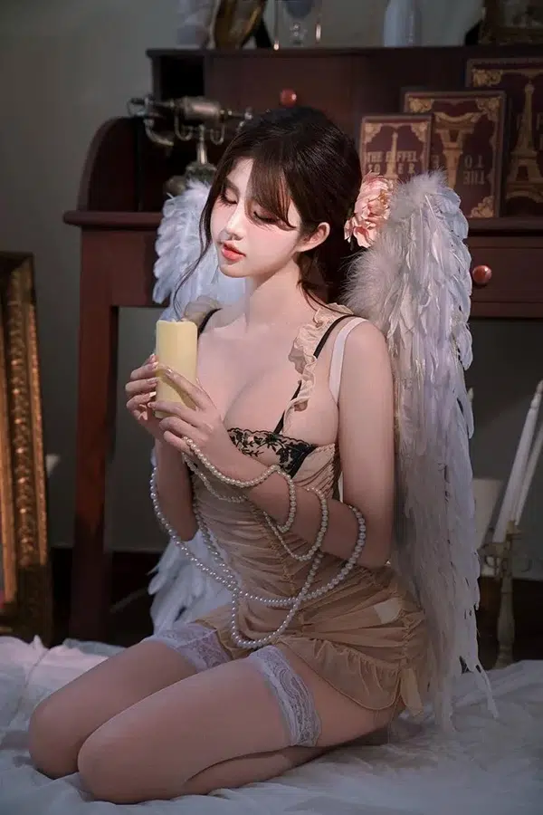 Hình nền cô gái trẻ trung khoe sự cuốn hút