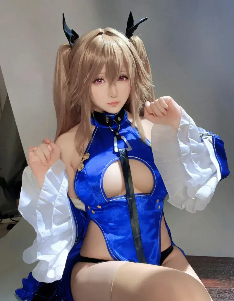 Cô gái cosplay dâm vú to lồn ướt ngồi xoe