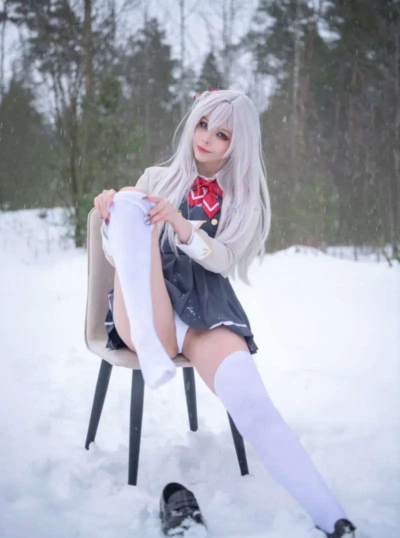 Cosplay dâm lồn học sinh dang rộng tuyết rơi