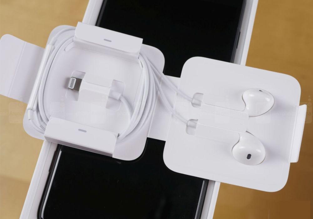 Apple EarPods Lightning giúp bạn dễ dàng thoải mái trò chuyện và thao tác với điện thoại