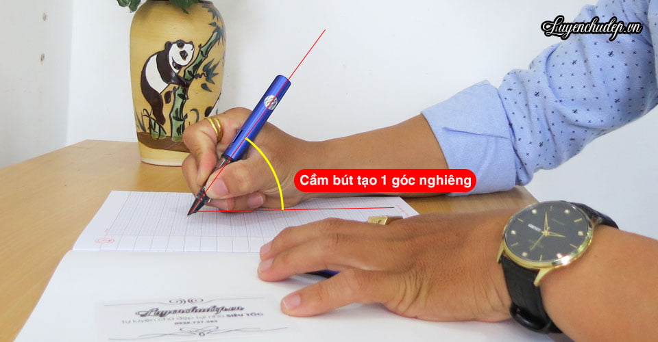 Tư thế cầm bút cũng rất quan trọng khi cầm bút đúng