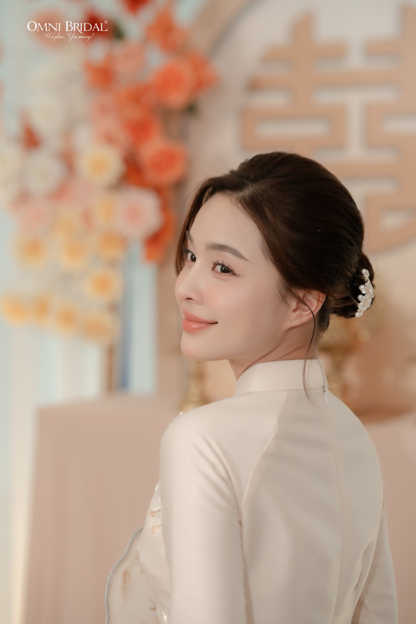 Sự gọn gàng, thanh lịch từ kiểu tóc búi chải mượt