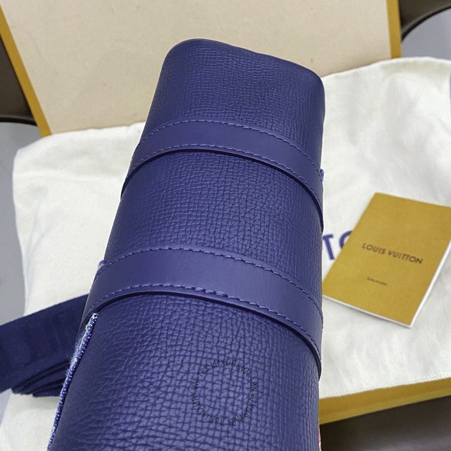 Điểm nhấn thị giác nổi bật nhất trên chiếc túi LV xanh nằm ở hiệu ứng “Monogram Drip”
