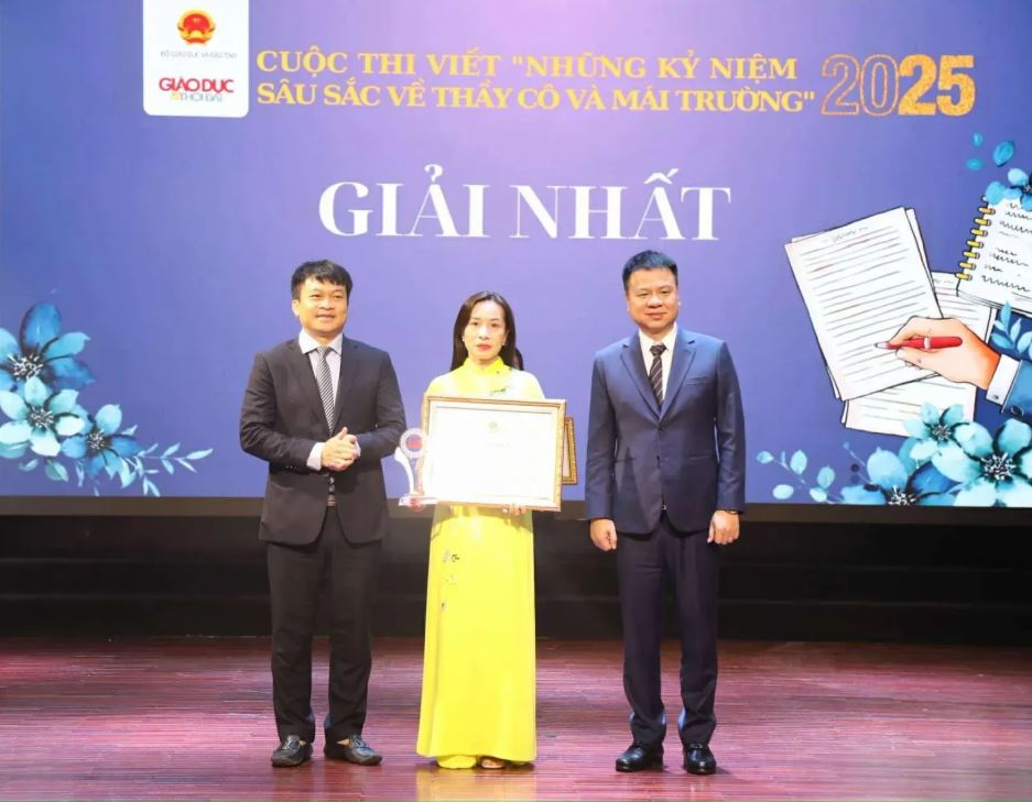 Đại diện Ban tổ chức trao giải cho tác giả có tác phẩm xuất sắc